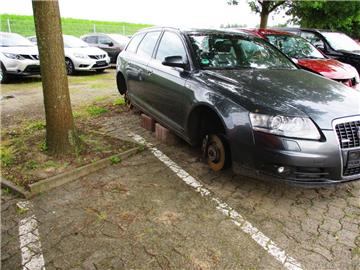Der Audi ist noch da, die Reifen sind verschwunden. Unbekannte Täter haben in der Nacht zu Donnerstag die Reifen von zwei Autos eines Autohauses an der Stresemannstraße in Lehe geklaut.