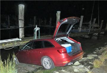 Der Audi landete in Dorum-Neufeld unter einem Steg.