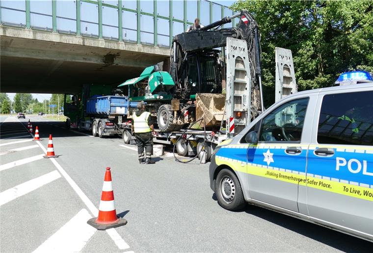 Der auf dem Anhänger geladene Bagger bliebt an der Autobahnbrücke hängen und verursachte einen erheblichen Sachschaden.