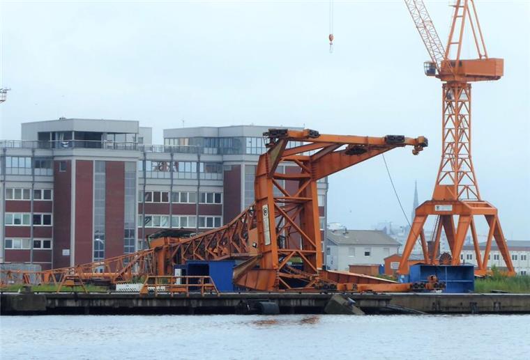 Im Hafen treibender Autofrachter reisst Kran um Umgerissener Kran