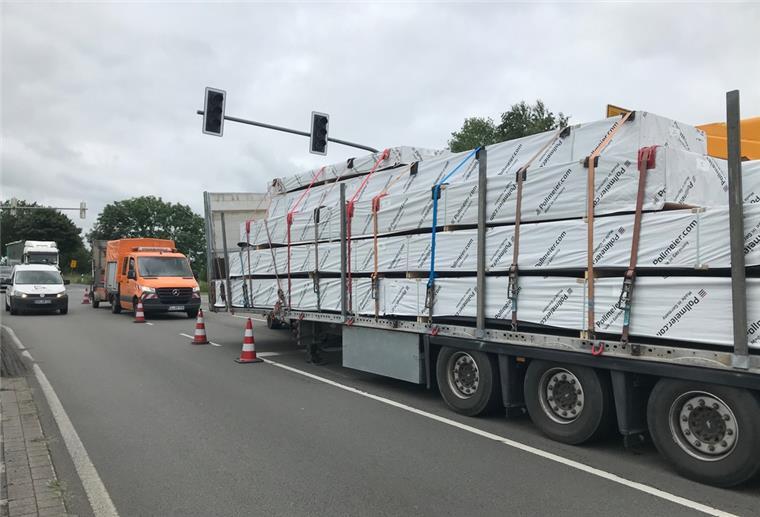Brake: B 212 wegen Lastwagen-Bergung gesperrt Der Auflieger hatte sich am Golzwarder Kreuz von der Sattelzugmaschine gelöst. Die B 212 wurde dadurch blockiert, es kam zu langen Staus.
