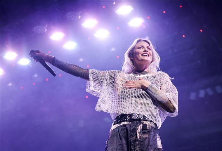 Linkin Park feiern Comeback in Hamburg - Sängerin im Fokus Der Auftritt der neuen Sängerin Emily Armstrong war mit Spannung erwartet worden.