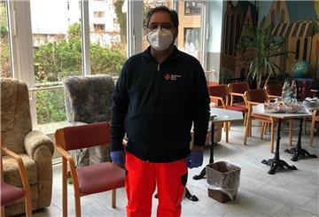 Der aus dem Iran geflohene Arzt Ali Safaie impft ehrenamtlich für das Deutsche Rote Kreuz und möchte so seinem Aufnahmeland Deutschland etwas zurückgeben.