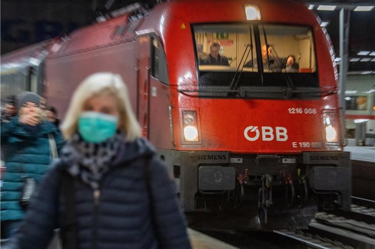 Der aus Furcht vor dem Coronavirus am Brenner gestoppte Zug ist mit mehrstündiger Verspätung am frühen Montagmorgen in München angekommen.