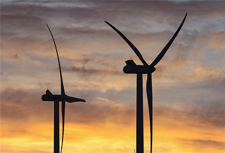 Windkraft im Cuxland ist Puste ausgegangen Windpark in der Sonne.