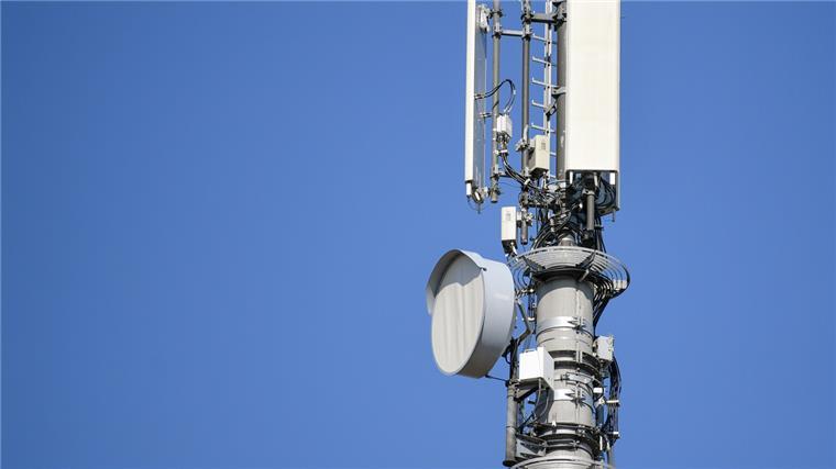 Wo in der Wesermarsch 5G verfügbar ist Ein Sendemast für Mobilfunk vor blauem Himmel.