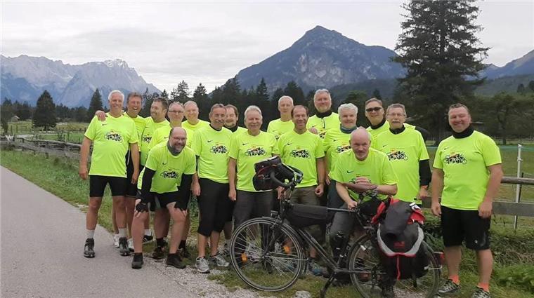 Spadener fahren mit dem Rad quer durch Deutschland Der Ausblick auf das Alpenpanorama begleitete die 17 Radfahrer des Turnvereins Gut Heil Spaden auf ihrer Strecke.