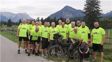 Der Ausblick auf das Alpenpanorama begleitete die 17 Radfahrer des Turnvereins Gut Heil Spaden auf ihrer Strecke.