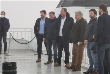 Der Ausflug ohne Mund-Nasen-Schutz auf der Jungfernfahrt der neuen Elbfähre kostet Cuxhavens Oberbürgermeister Uwe Santjer (SPD, Vierter von links) ein Bußgeld.
