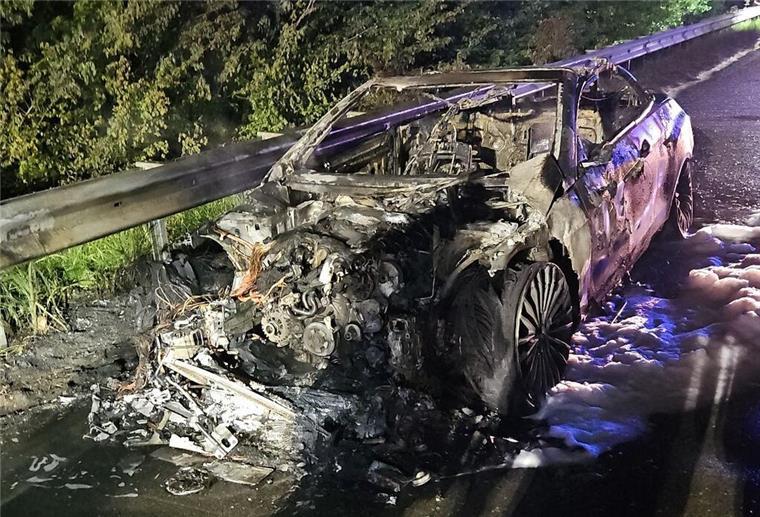 A27: Mercedes fackelt komplett ab - Fahrer bleibt unverletzt Der ausgebrannte Mercedes auf dem Seitenstreifen der Autobahn A27.