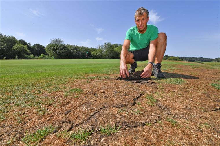 Der ausgetrocknete Boden auf dem Golfplatz in Hainmühlen platzt schon auf. Head-Greenkeeper Ralf Hahn hofft, dass es bald regnet.