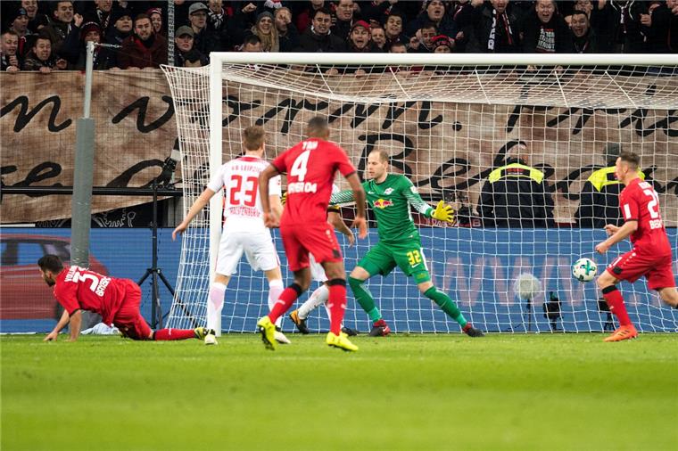 Fußball-Bundesliga: Leipzig verpasst Sieg in Überzahl Der Ausgleich: Leverkusens Kevin Volland (links) trifft gegen Leipzigs Torwart Peter Gulacsi zum 2:2.