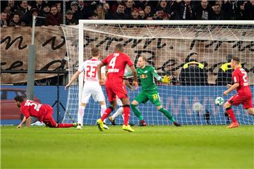 Der Ausgleich: Leverkusens Kevin Volland (links) trifft gegen Leipzigs Torwart Peter Gulacsi zum 2:2.
