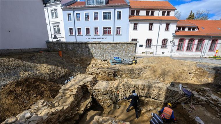 Silber ausgraben Der Ausgrabungsort befindet sich Mitten in der Altstadt von Freiberg.