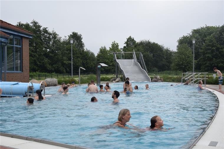 Der Außenbereich des Freizeitbades Störtebeker ist vor allem bei Kindern und Jugendlichen beliebt.