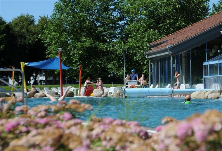 Außenbereich eines Schwimmbads