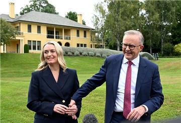 Der australische Premierminister Anthony Albanese und seine Partnerin Jodie Haydon.