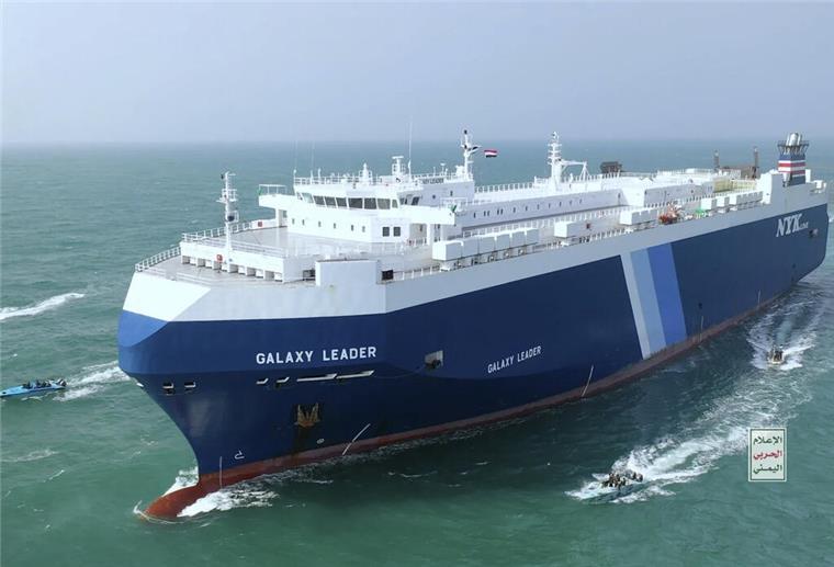 Der Auto-Transporter „Galaxy Leader“ wird von mehreren Motorbooten der Huthi-Rebellen eskortiert.