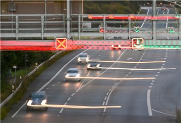 Autos mit Licht auf Straße, rote und grüne Lichter, Ampelanlage