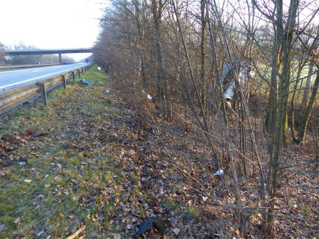 Der Autofahrer blieb mit seinem Wagen in einem Baum hängen. Foto: Polizei