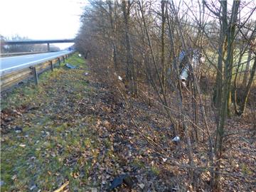Der Autofahrer blieb mit seinem Wagen in einem Baum hängen. Foto: Polizei