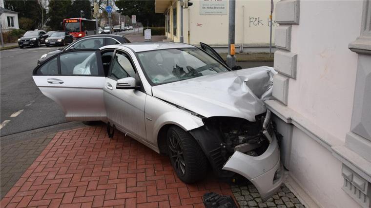 Unfall in Nordenham: Auto prallt gegen denkmalgeschütztes Gebäude Ein Fahrzeug prallte am Mittwoch gegen eine Ecke des Gebäudes der Kreiszeitung Wesermarsch.