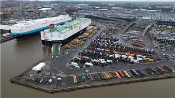 Der Autofrachter „BYD Explorer No.1“ liegt mit 3000 Neuwagen an Bord in Bremerhaven im Auto-Terminal der BLG (Aufnahme mit einer Drohne).