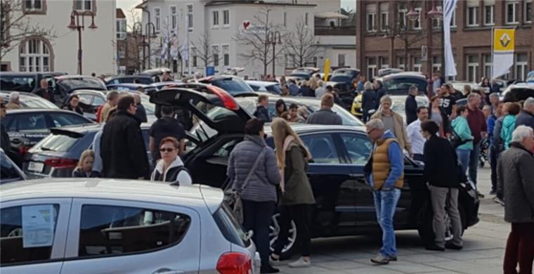 Familiensonntag in Nordenham - Geschäfte laden zum Einkaufsbummel ein Interessierte Besucher schauen sich Autos auf dem Nordenhamer Markplatz an