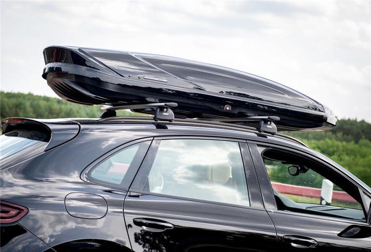 Autohersteller ruft Zubehör zurück - es droht Unfallgefahr Ein Auto mit einer Dachbox.