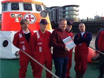 Der Autor Sven Claußen präsentiert mit den Seenotrettern aus Bremerhaven das neue buch "Die Seenotretter". Foto Meier