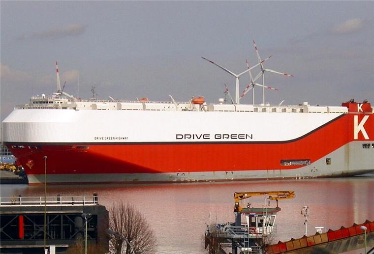 Der Autotransporter Drive Green Highway (Archivbild) hat die stürmische Nacht im sicheren Bremerhavener Osthafen am Autoterminal der BLG verbracht.