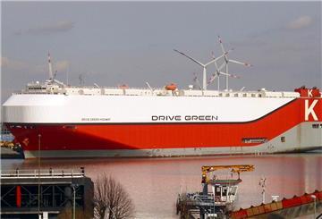 Der Autotransporter Drive Green Highway (Archivbild) hat die stürmische Nacht im sicheren Bremerhavener Osthafen am Autoterminal der BLG verbracht.