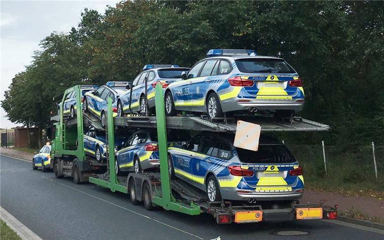 Der Autotransporter mit neuen Funkstreifenwagen für die Polizei in Bayern wurde auf der A27 gestoppt. 