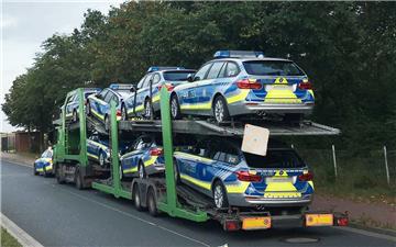Der Autotransporter mit neuen Funkstreifenwagen für die Polizei in Bayern wurde auf der A27 gestoppt. 