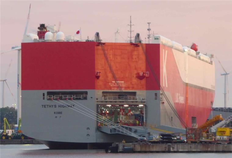Neuer Japan-Frachter mit Platz für 6900 Autos legt Stopp in Bremerhaven ein Der Autotransporter "Tethys Highway"