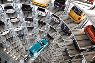 Der Autoturm ist ein Hingucker in der Wolfsburger Autostadt.