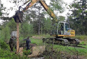 Der Bagger drückt die Bohlen in den Grund. Das Staubauwerk im Holzurburger Forst nimmt Form an. Es soll dafür sorgen, dass das Moor ausreichend gewässert ist.