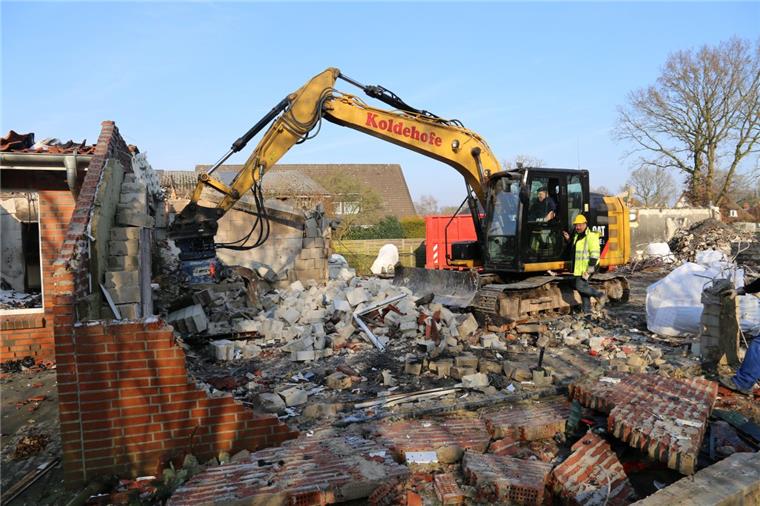 Der Bagger knabbert an der Ruine der Schiffdorfer Kita .