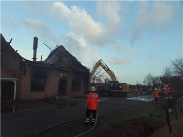 Der Bagger reißt die Wände ein. Das Haus ist einsturzgefährdet. 