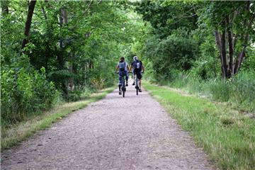 Der Bahndamm gehört zu den beliebtesten Rad- und Wanderwegen in der Wesermarsch. Nun soll er noch attraktiver werden.