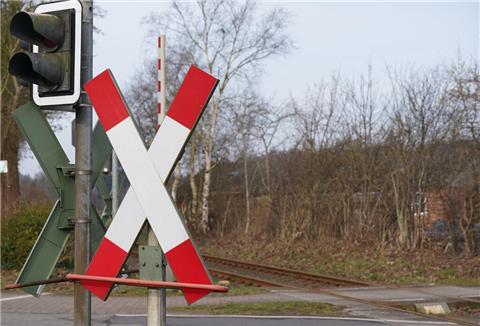 Der Bahnübergang am Reithornsweg in Lunestedt wird für zwei Wochen gesperrt (Symbolbild)
