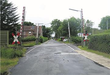 Der Bahnübergang Poggenbruchstraße soll erneuert werden. Im Zuge der Arbeiten wird der bisherige Gehweg (rechts) zurückgebaut und auf die andere Straßenseite (links) verlegt.