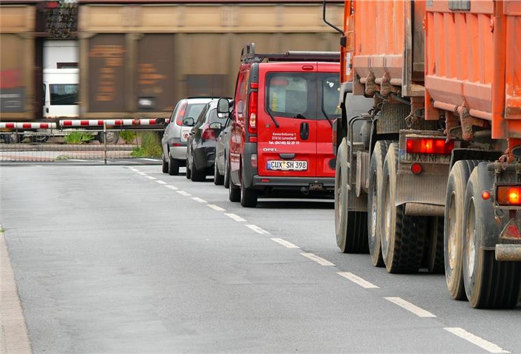 Der Bahnverkehr in Lunestedt wird zunehmen. Aus den 100 Güterzügen, die derzeit täglich durch den Ort donnern, sollen in einigen Jahren 150 werden.
