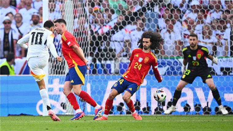 Ex-Bundestrainer Vogts schlägt Änderung beim VAR-Einsatz vor Der Ball schlägt an die Hand von Spaniens Marc Cucurella. Es gab trotzdem keinen Elfmeter.