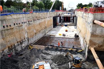 Der Bau der Hafentunnels in Bremerhaven geht voran. Nach der zweiten Sanierung dringt ins Baudock 16 kein Wasser mehr ein. Inzwischen ist der letzte Aushub heraus. Auf dem Bild wird gerade die sogenannte Sauberkeitsschicht auf dem Dockboden eingebaut. Sie ist etwa 20 Zentimeter dick.