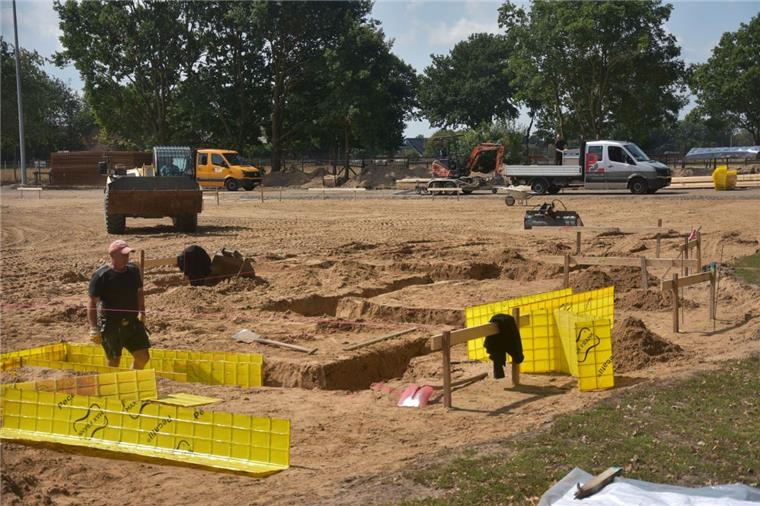 Der Bau der neuen Turnhalle bei der KGS in Sittensen hat begonnen. In den Ferien wurden die Erdarbeiten erledigt. Dieser Tage baggern die Bauarbeiter die Gräben für die Fundamente aus.