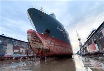 Ein Schiff liegt im Trockendock.