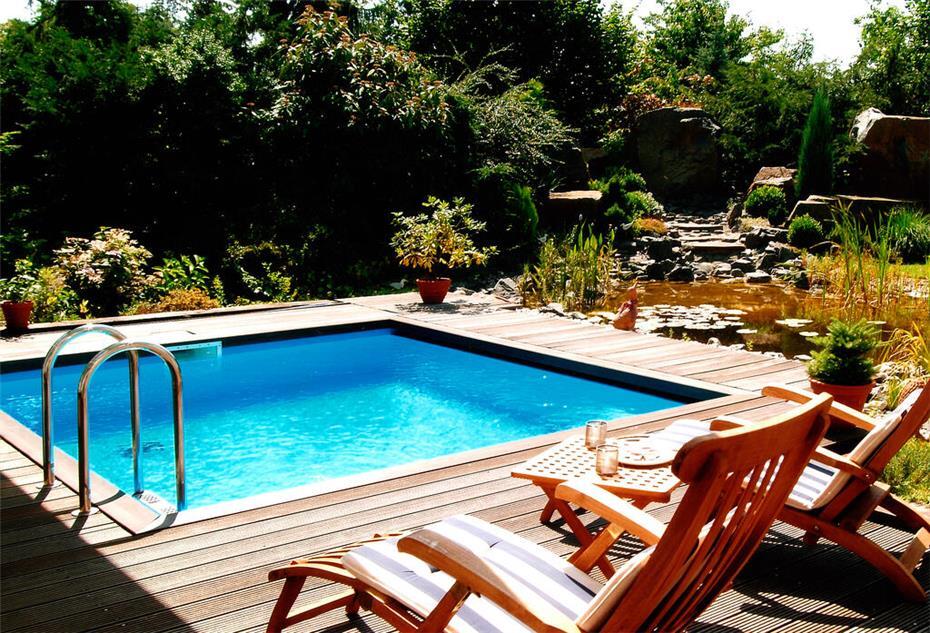  Ein Pool wird am besten in die direkte Sonne gebaut, damit diese das Wasser erwärmen kann. 