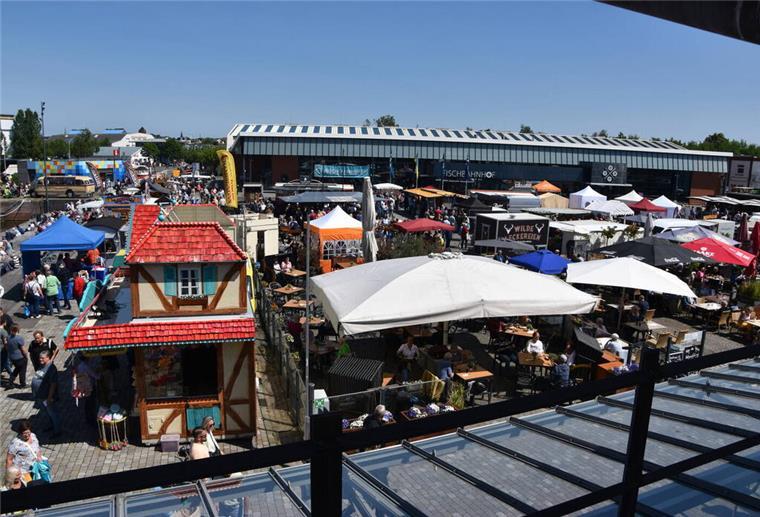 Oldtimer und Spargel echte Leckerbissen beim Bauernmarkt in Bremerhaven Panorama Bauernmarkt