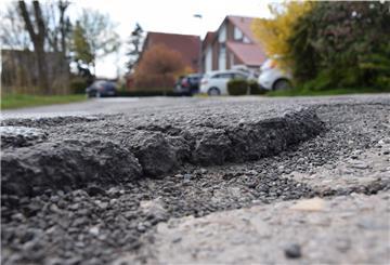 Der Bauernweg in Atens wird zwischen den Hausnummern 45 und 51 auf Vordermann gebracht.